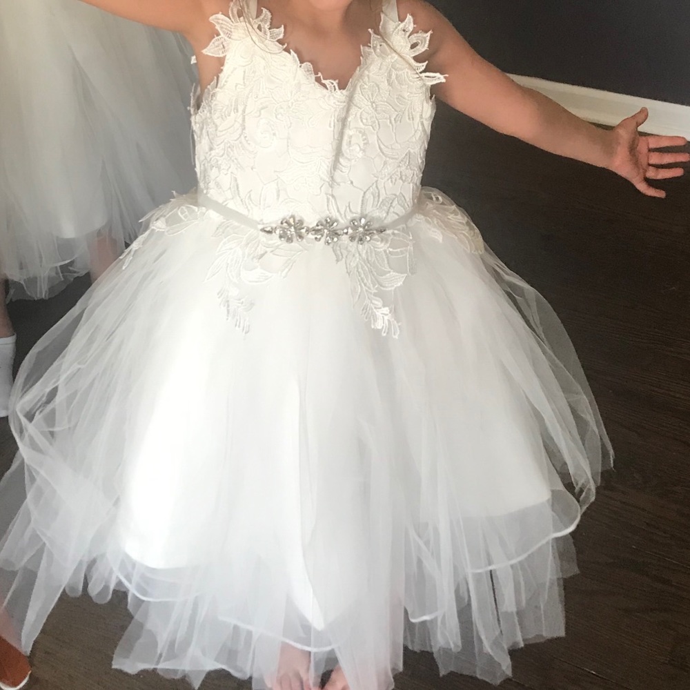 Beautiful lace flower girl dress - Picture 4 of 4